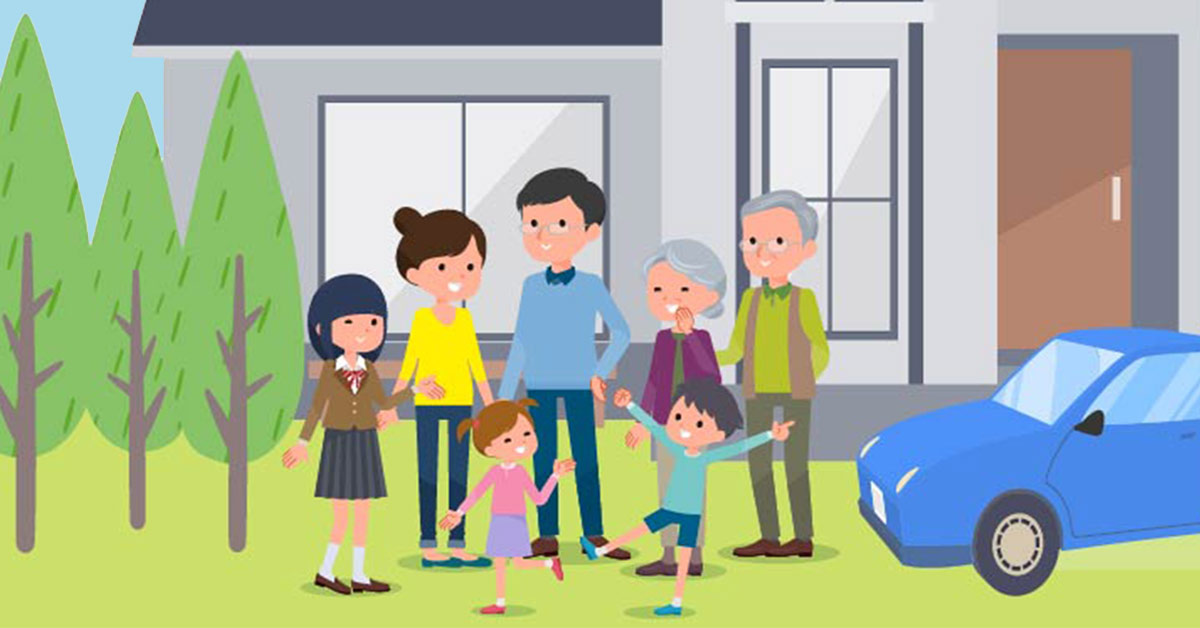 Eine Familie aus Eltern, Kindern und Großeltern steht vor dem gemeinsamen Haus, daneben stehen Bäume und ein blaues Auto | Mehrgenerationenhaus